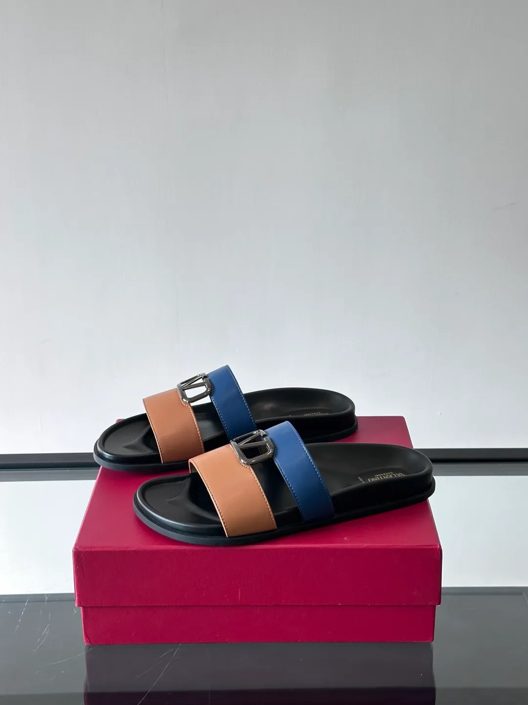 Men's shoes 💰p320 "VALENTINO" Valentino Men's 🧍‍♂️ Spring and summer new style metal rivet flat slippers, elegant sandals, the same style worn by celebrities, original molding, imported calfskin. Rubber outsole. Soft and durable, full set of counter packaging size: 39-44 (customized at 38.45.46)